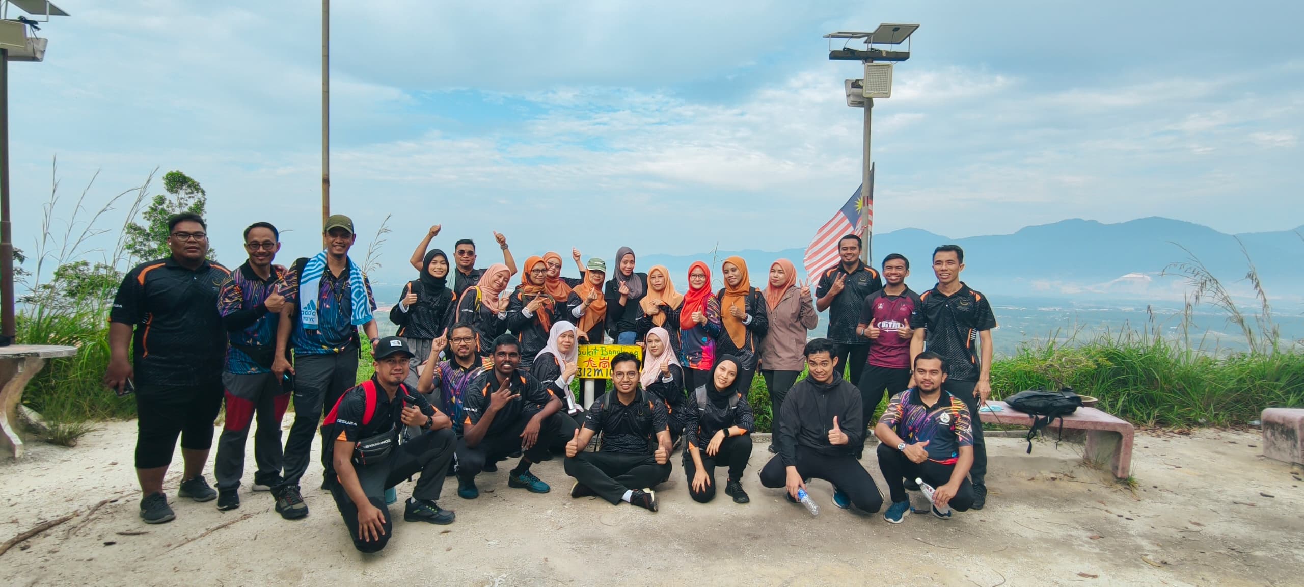 JELAJAH RIMBA BUKIT BANGKONG